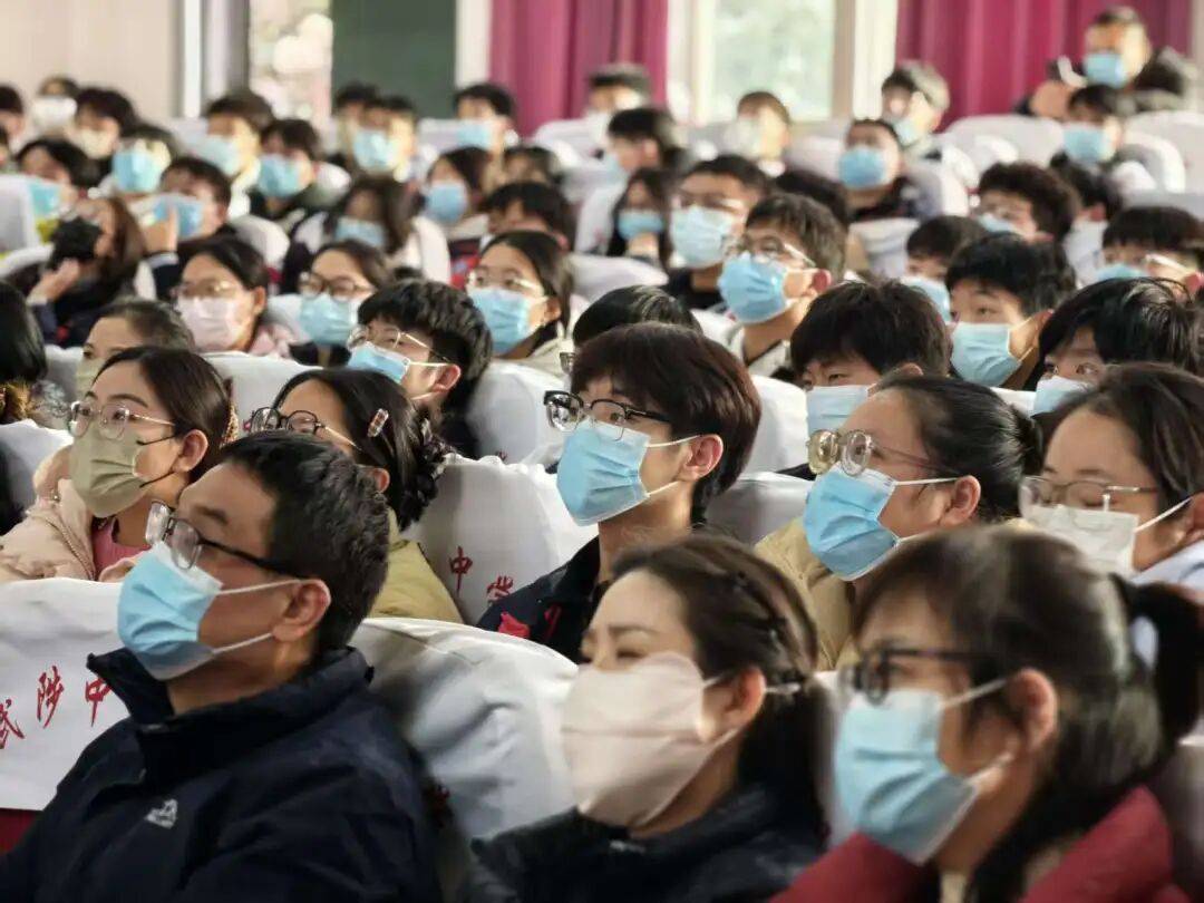 "课"服困难,"疫"起努力:非常时期的校园生活指南