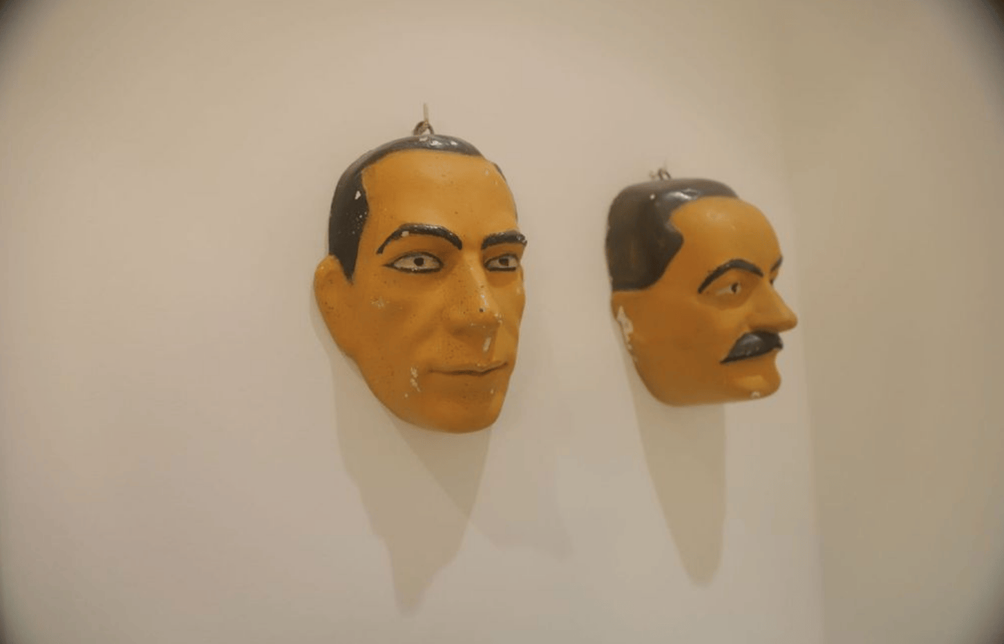 爱泼斯坦“萝莉岛”豪宅内部曝光：诡异面具、牙医椅子、老式座机