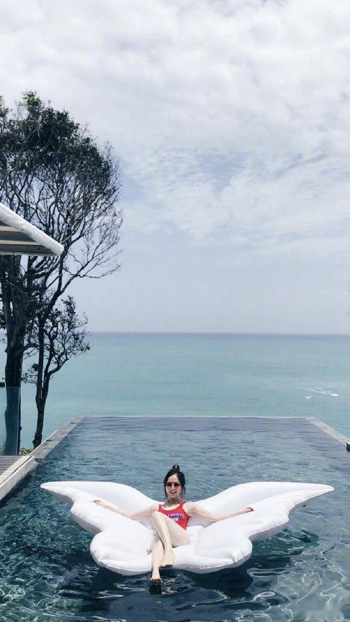 邓紫棋性感泳装美照,性感魅力无人能当