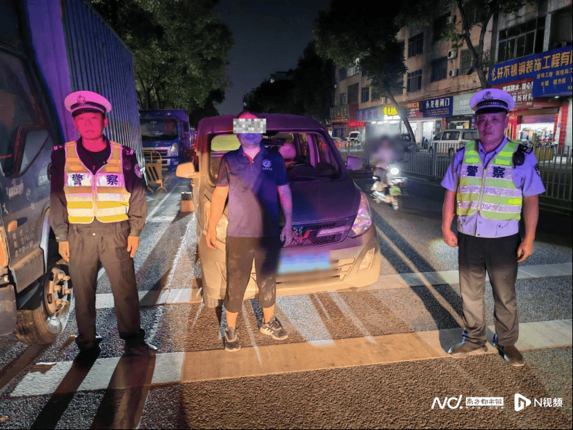 东莞男子醉驾遇查车弃车而逃，躲进路边车底被交警抓获