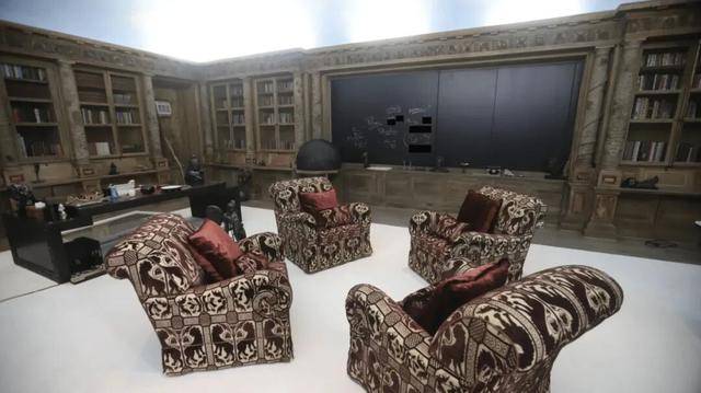 图片[2]-美议员首次公开“萝莉岛”照片及视频：卧室墙上挂满面具，疑有一把牙科椅，黑板上写着“权力”和“欺骗” -华闻时空