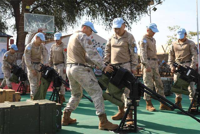 中国第五批赴阿卜耶伊维和直升机分队高标准通过第四季度装备核查