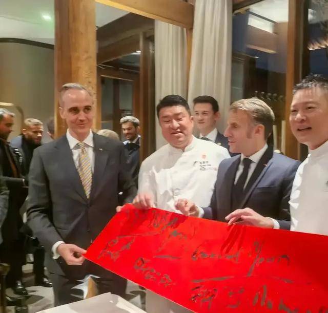 马克龙夫妇吃北京烤鸭!巩俐低调陪同有地位,穿一身黑衣气场超强