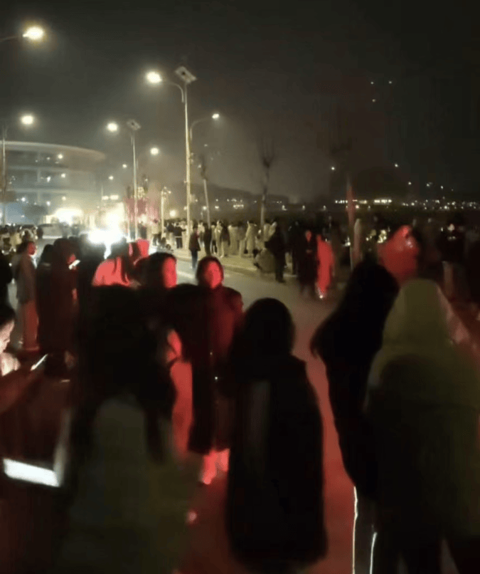 凌晨，一高校紧急疏散数千名学生！