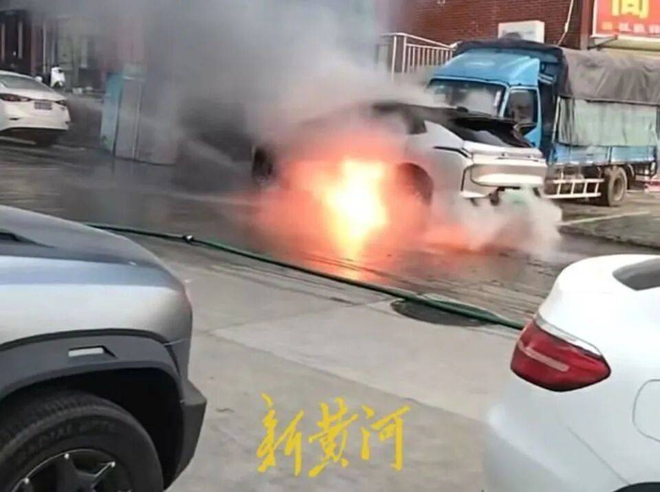 安徽六安一领克新能源车爆燃,事发前车辆提示发生过热故障,官网显示采用三元锂平板电池