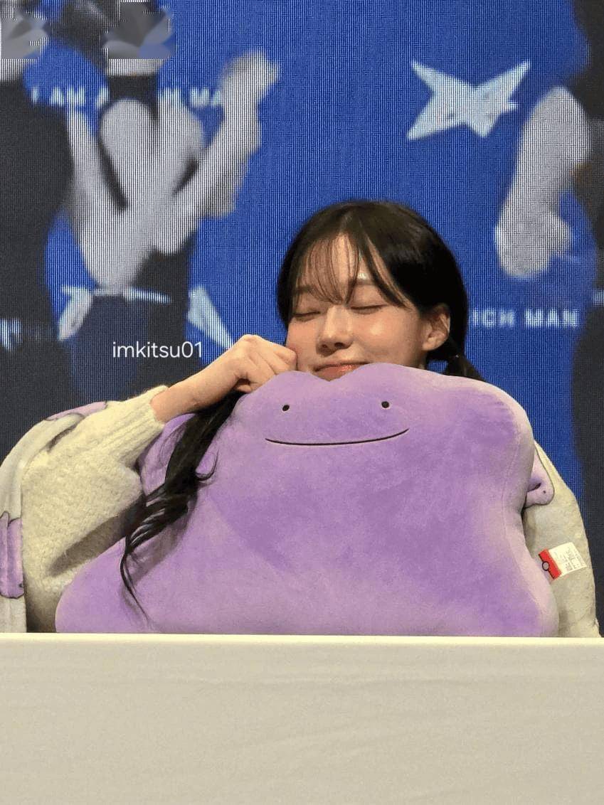 她保持开朗笑容灿烂却被质疑?网友力挺:表情管理强大!插图3 她保持开朗笑容灿烂却被质疑?网友力挺:表情管理强大!插图3