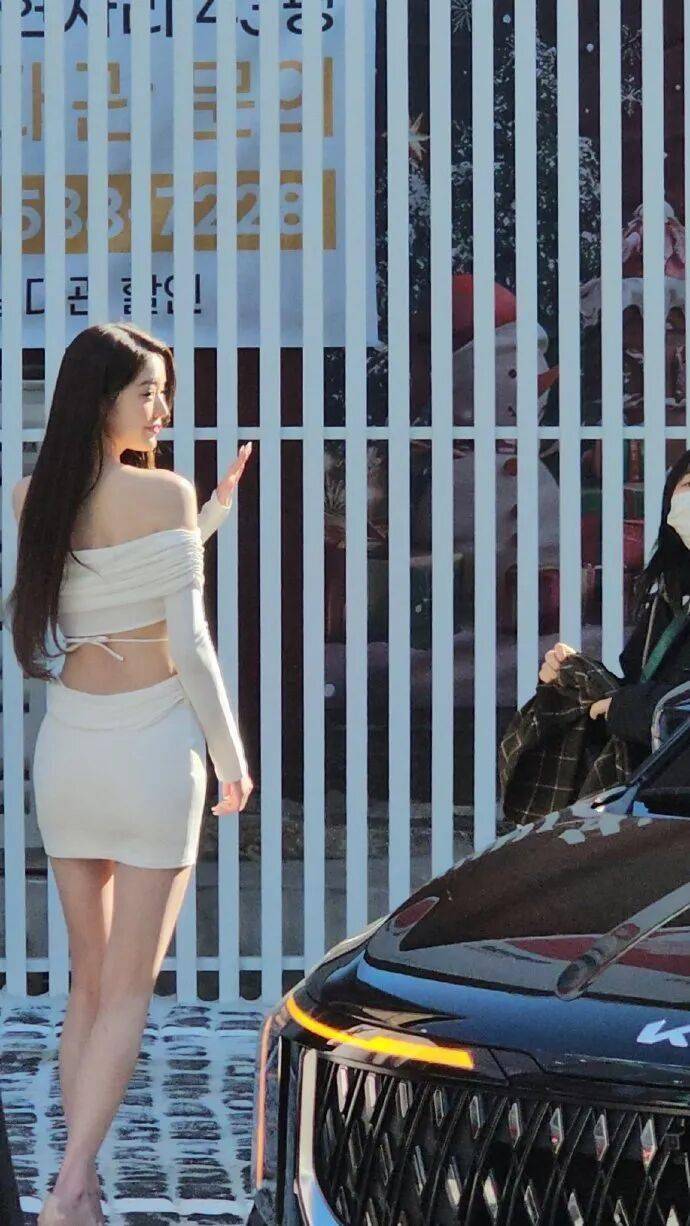 顶级女爱豆大胆“露背”裙装吸睛,男团成员对其细心关照“绅士举动”成热门话题 插图3 顶级女爱豆大胆“露背”裙装吸睛,男团成员对其细心关照“绅士举动”成热门话题 插图3