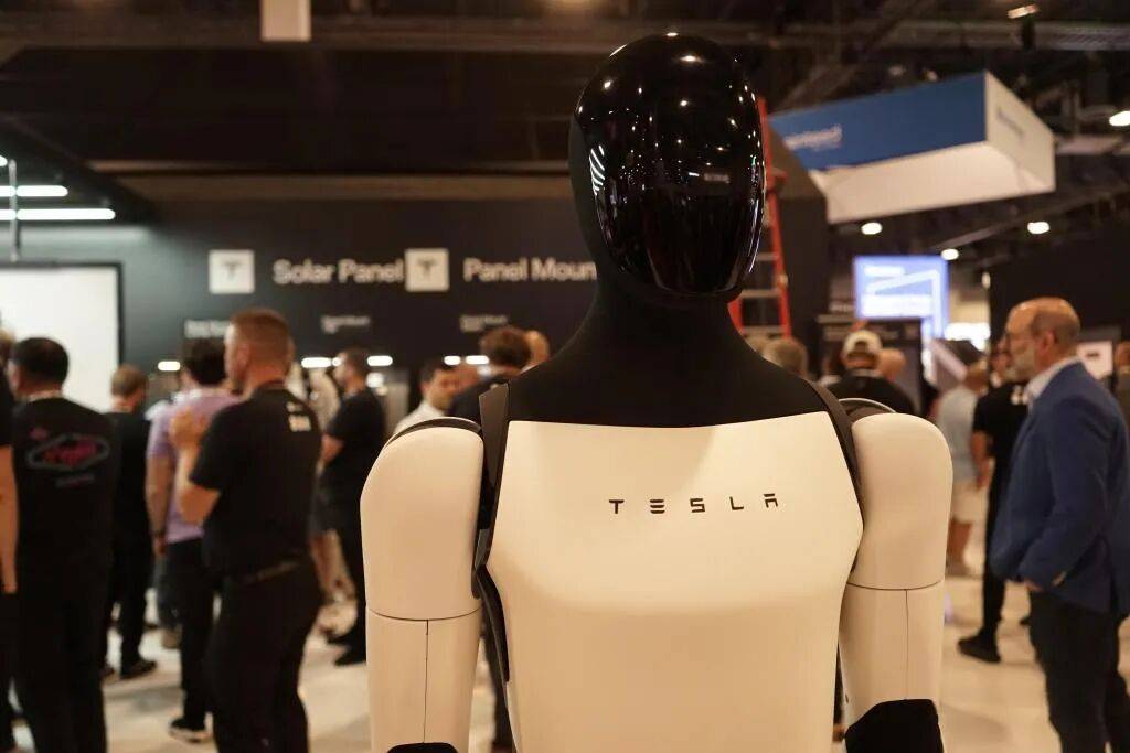 刚演示过丝滑跑步,特斯拉机器人莫名倒地,姿势怪异