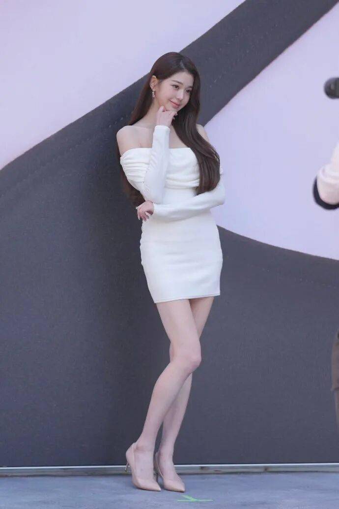 顶级女爱豆大胆“露背”裙装吸睛,男团成员对其细心关照“绅士举动”成热门话题 插图1 顶级女爱豆大胆“露背”裙装吸睛,男团成员对其细心关照“绅士举动”成热门话题 插图1