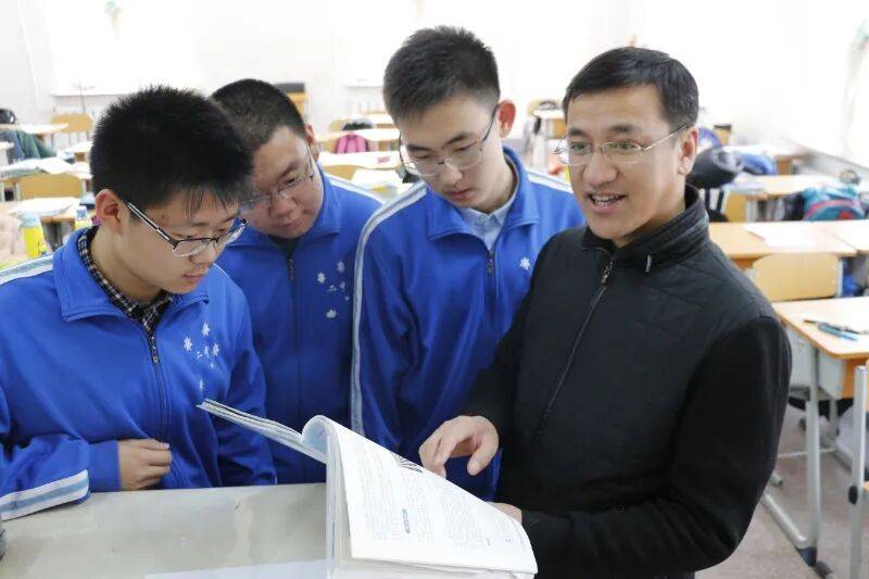 抚顺二中这位老师,25年教出近50名清北生,温暖无