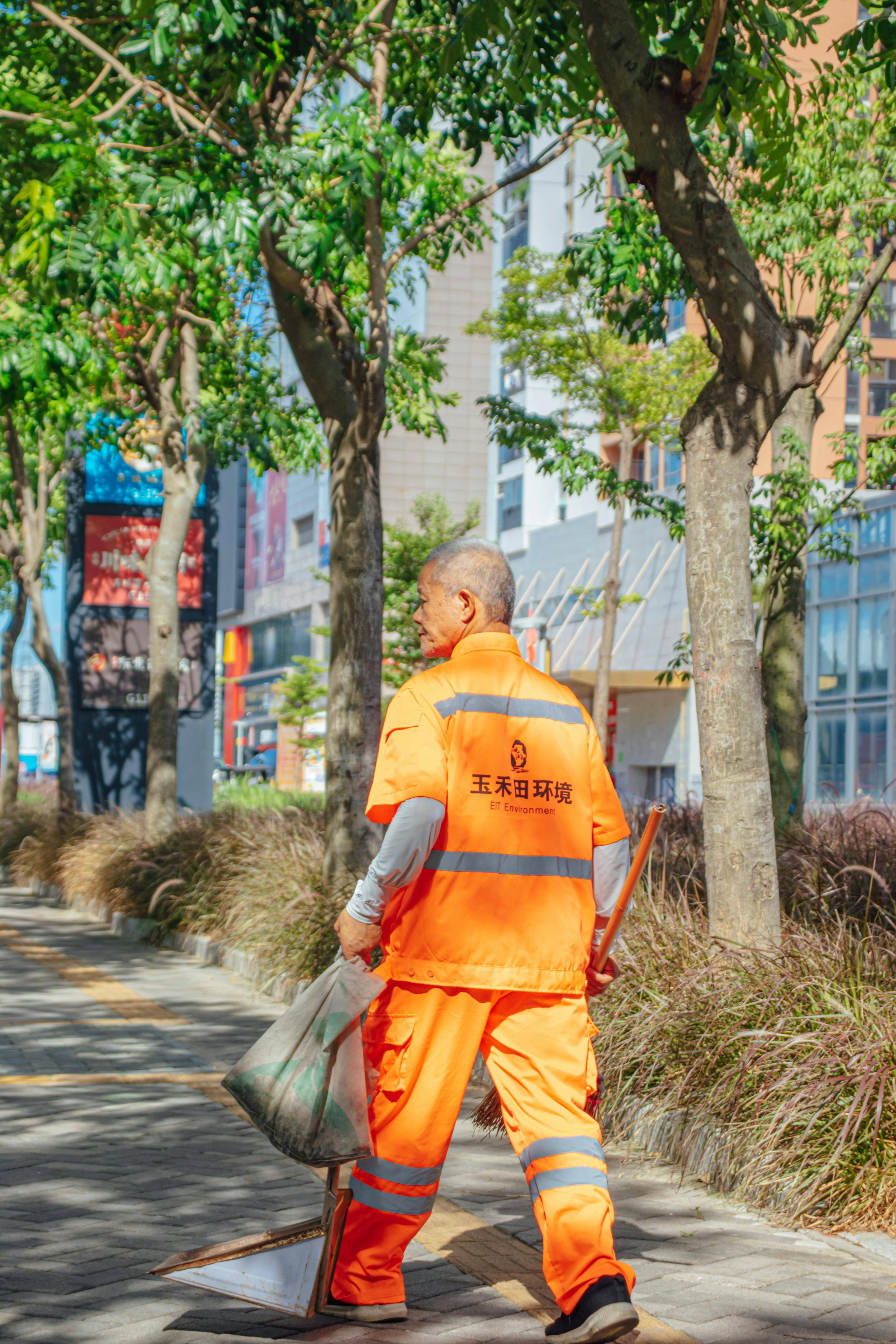 贵州环卫工人杨春先:八年坚守用扫帚绘就城市新境