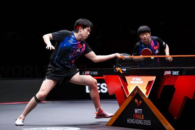 WTT香港总决赛：绝了！孙颖莎/王楚钦全程“零交流”赢下世界第一的队友