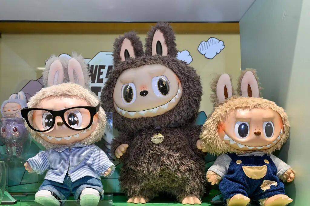 Labubu不抢手了,资深黄牛:还压着接近百万元的货!泡泡玛特4个月暴跌44% -华闻时空