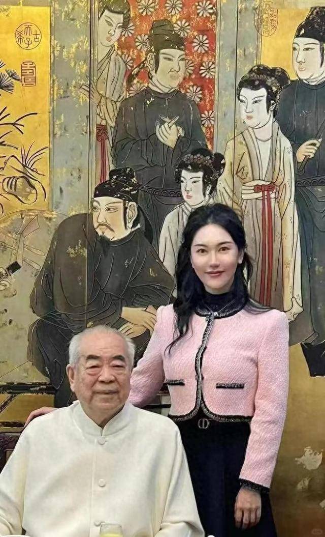 与女儿断绝关系仅1天,范曾担心的事发生了,小50岁娇妻受牵连
