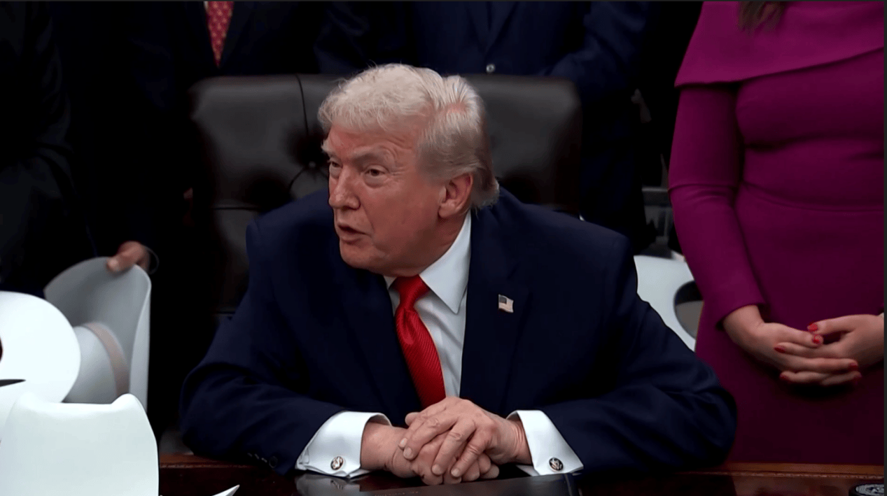 图片[3]-涉及大量知名人士！民主党人公布新一批爱泼斯坦案相关照片，特朗普、白宫回应-华闻时空