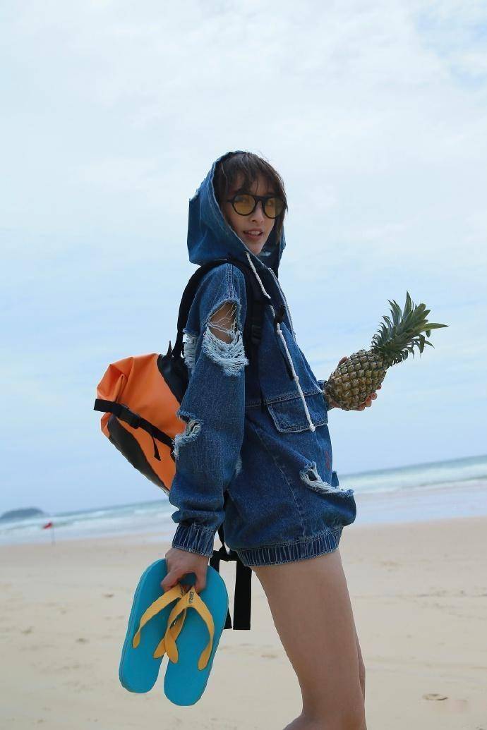 张俪冲浪大片太惊艳了,短发性感大长腿让网友直呼"姐姐我可以"