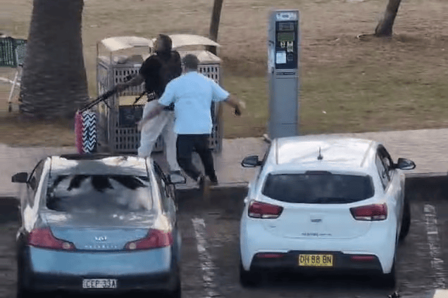 图片[3]-海滩枪击案已致16死 澳全国降半旗志哀 两枪手身份确认系父子 -华闻时空