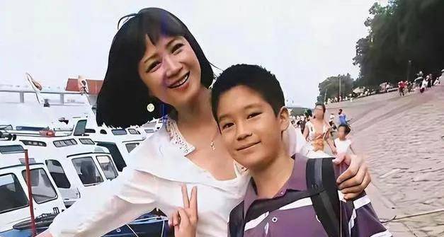 何晴追悼会！疑许亚军父子现身，包裹严实双眼泛红，两人一脸悲伤