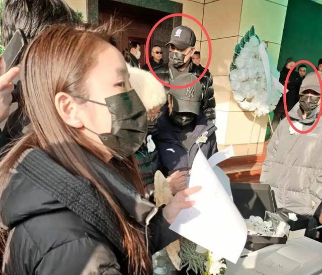 何晴追悼会！疑许亚军父子现身，包裹严实双眼泛红，两人一脸悲伤