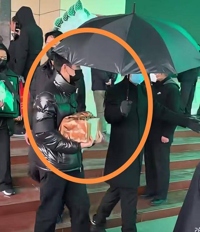 何晴去世后,儿子许何首次露面!没穿孝衣,手捧妈妈骨灰 眼睛哭肿