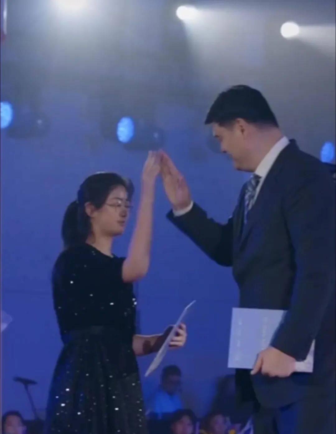 姚明携15岁女儿姚沁蕾亮相,1米9的女儿身高出众,一口流利英语为爸爸担任现场翻译