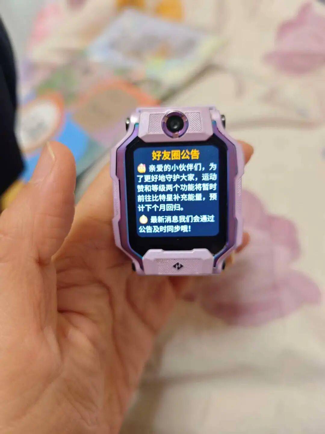 小学生沉迷“刷赞当大佬”，每天花几小时扩列、点赞，买赞需要每周9块钱，央视曝光电话手表社交乱象