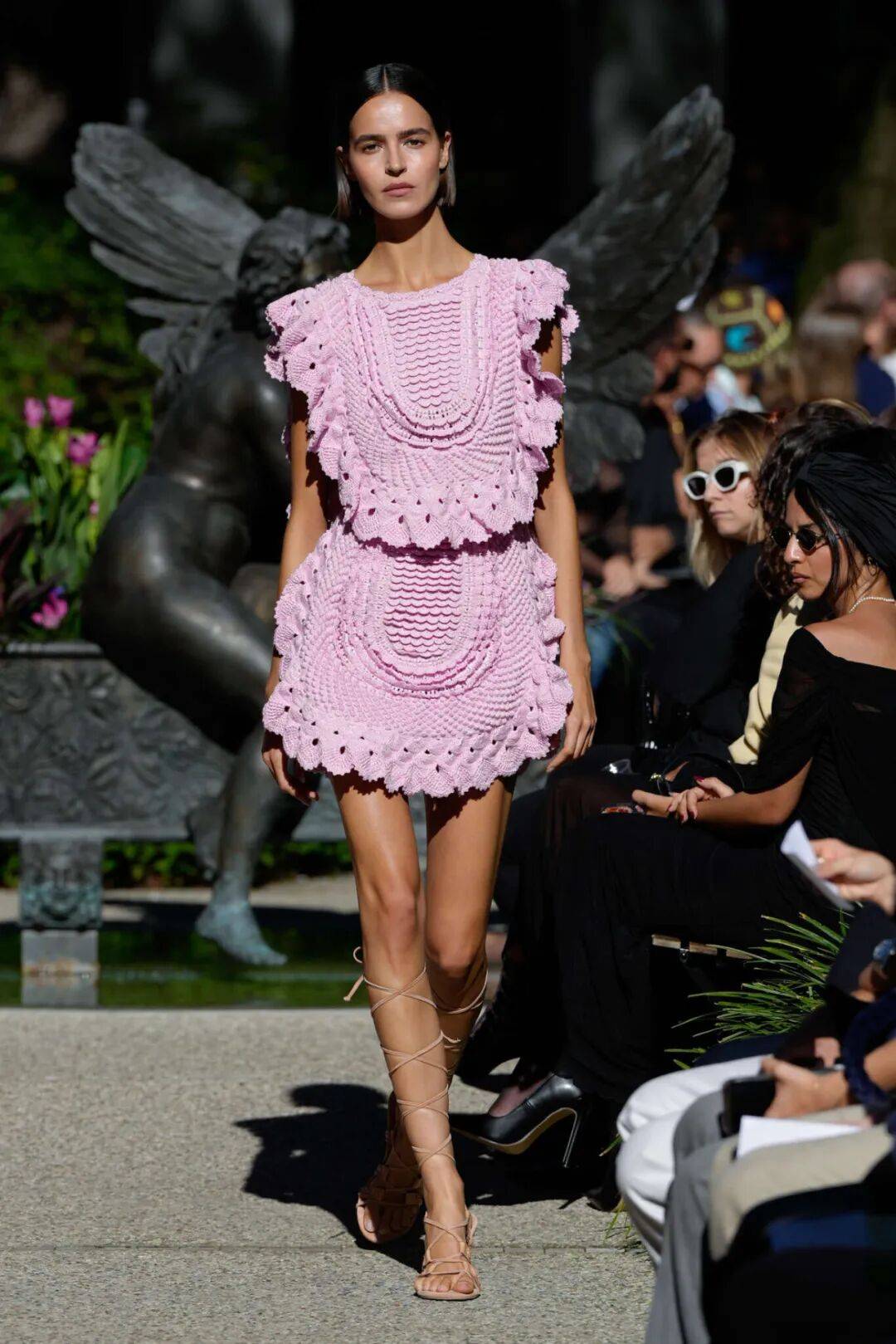 钩进时装秀的 j