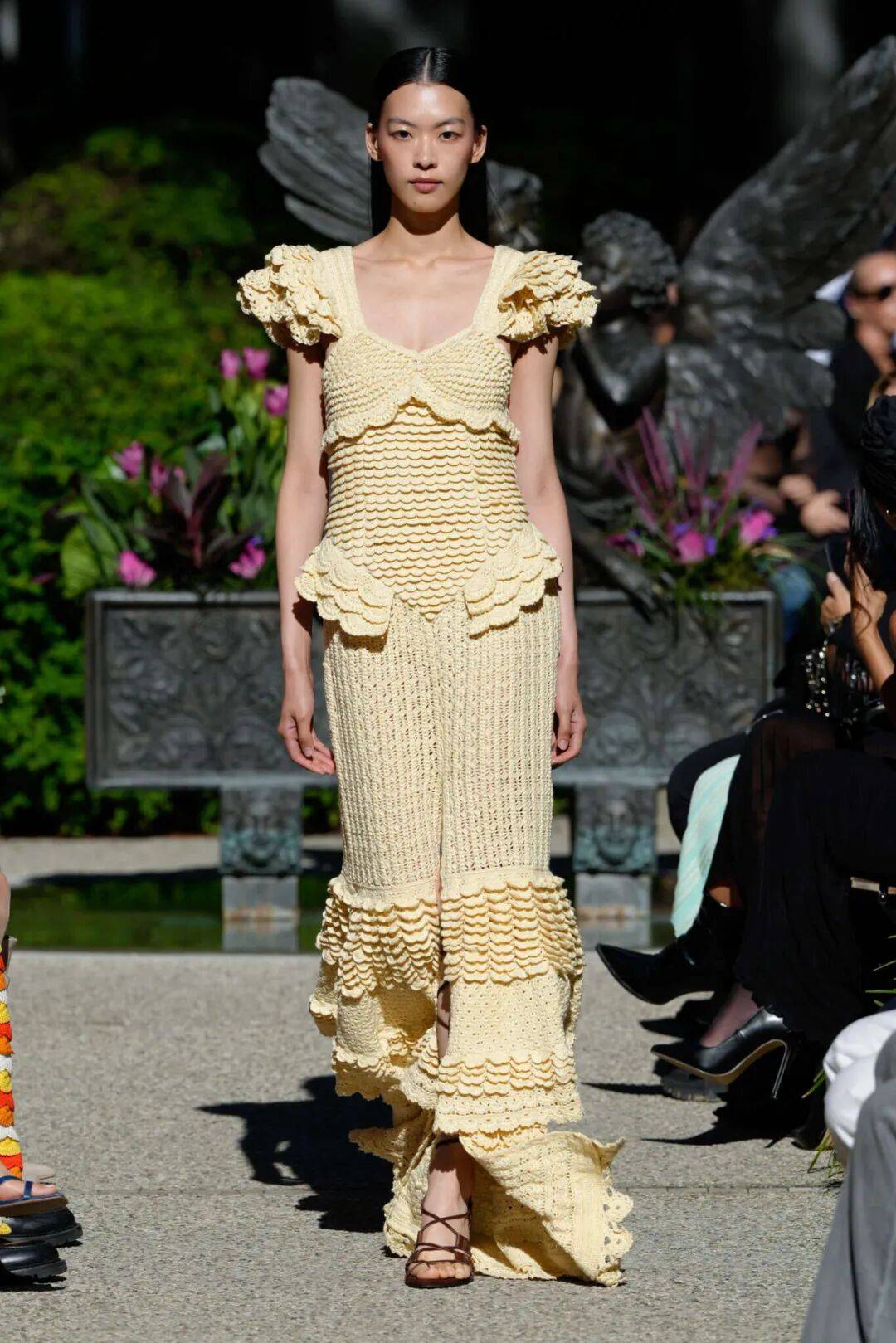 钩进时装秀的 j