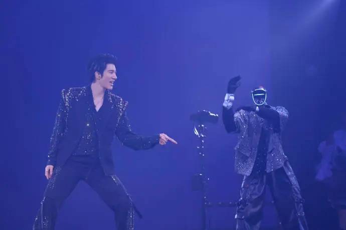 宇树科技人形机器人给王力宏伴舞，并完成高难度“韦伯斯特”空翻