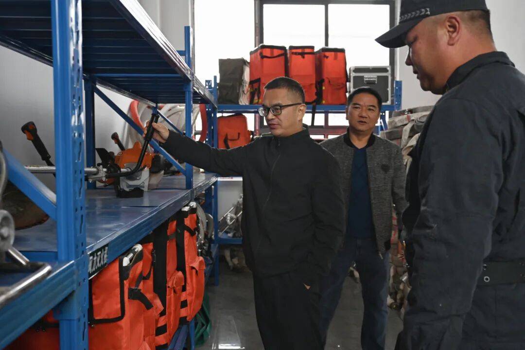 叶建国到县应急管理局调研并召开座谈会