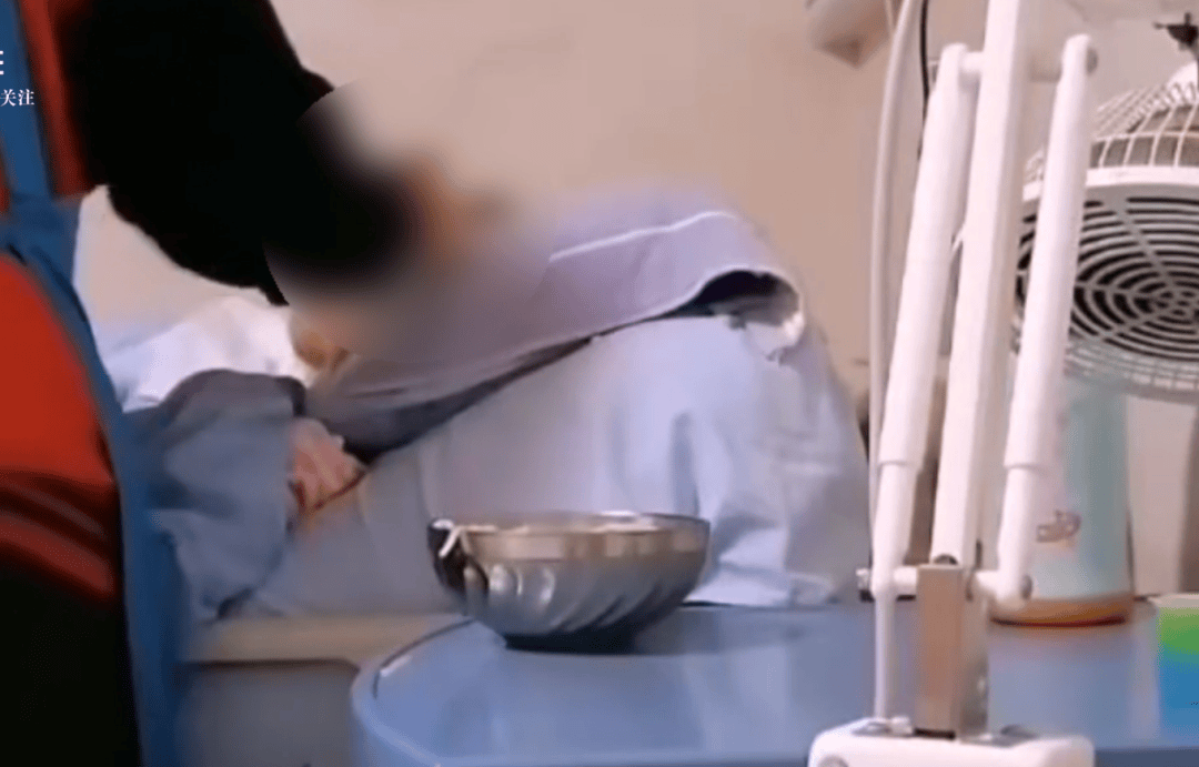 郑州永宜老年公寓被曝一护工粗鲁对待老人：