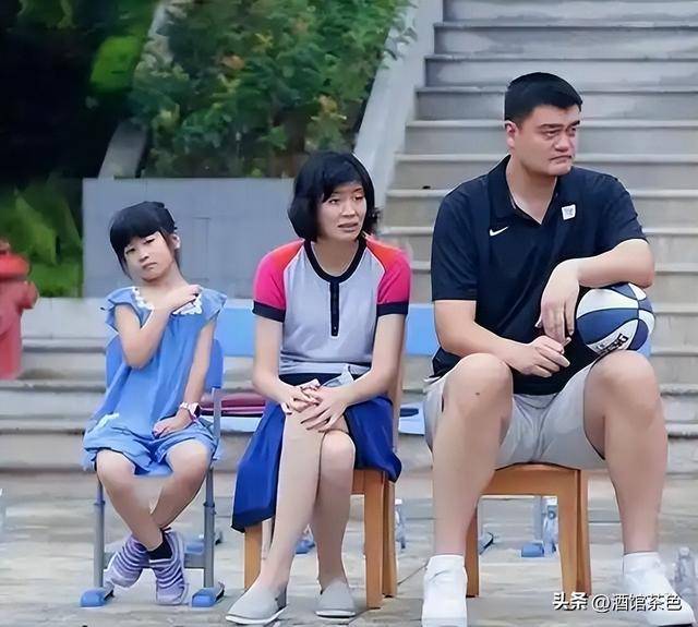 姚明女儿越长越像他，15岁身高1米9还能当翻译，可惜没有走篮球路