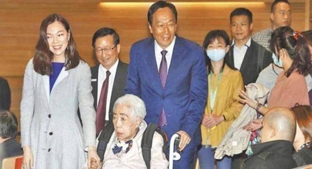 有人说他的转变是"妥协",但其实这是历经沧桑后的成熟.郭台铭
