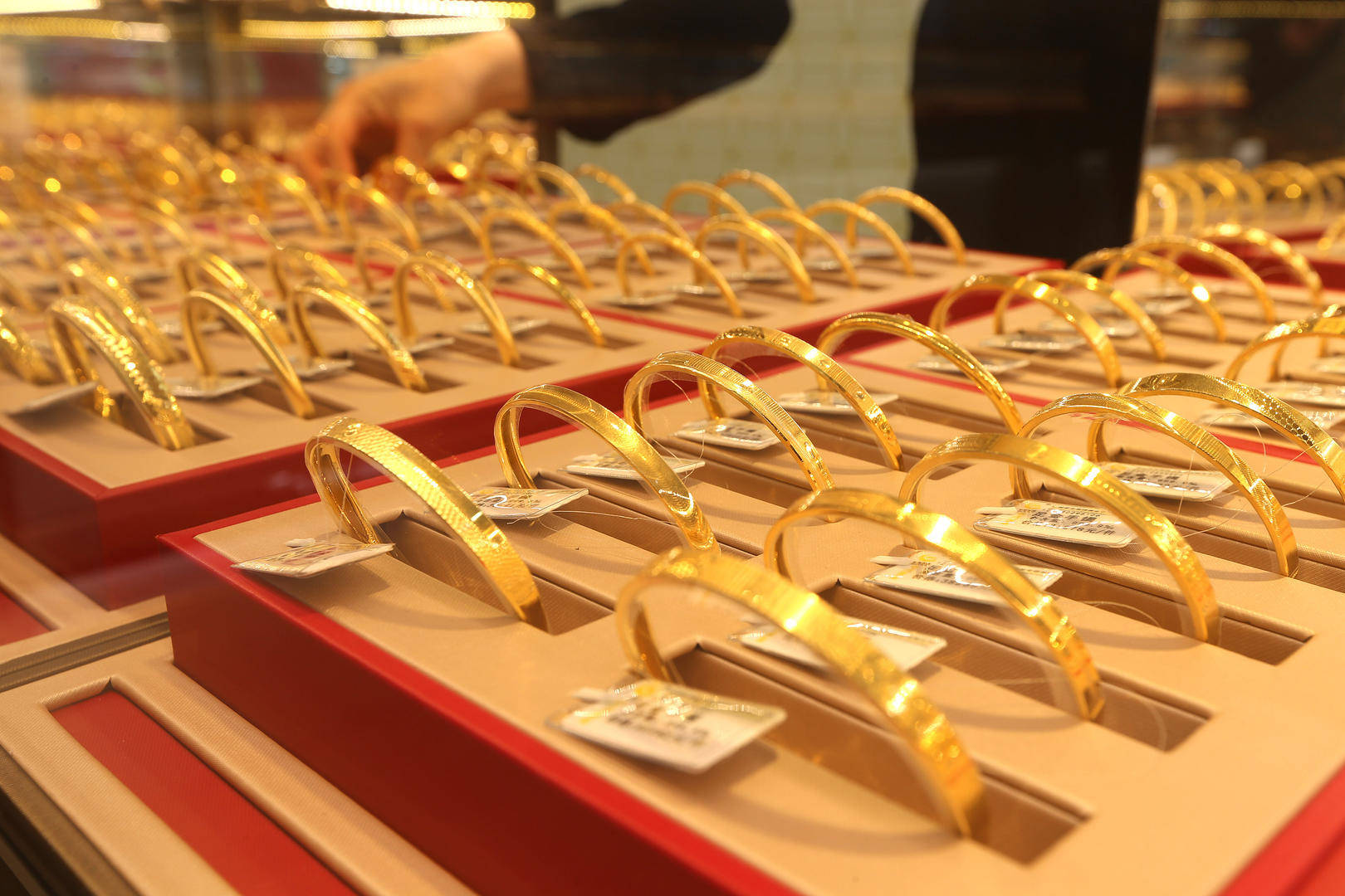 金饰克价突破1400元！现货黄金首次站上4500美元关口，专家预测明年还要涨_搜狐网