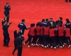 金正恩接见朝鲜女足！女足队员热泪盈眶