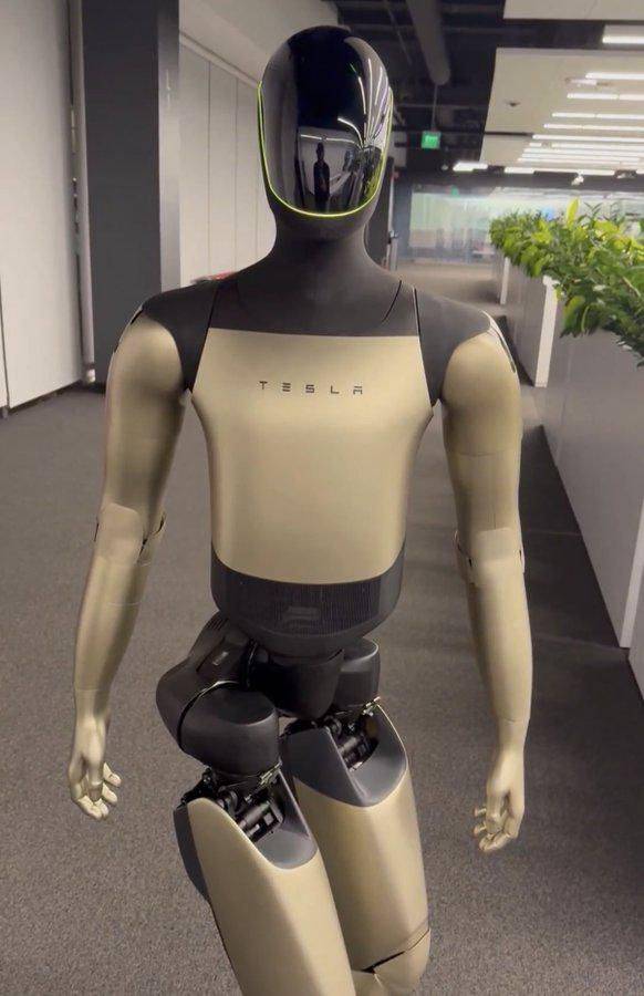 「跳票之王」马斯克的2025:宏大愿景纷纷落空,身价反涨1.4万亿