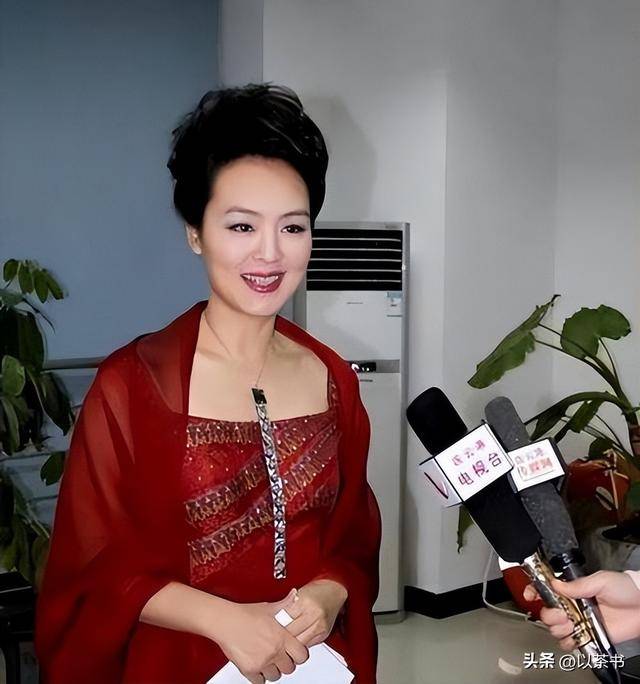 她是央视著名主持人，嫁哈佛海归恩爱22年，59岁临退休官宣新身份