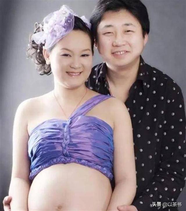 她是央视著名主持人，嫁哈佛海归恩爱22年，59岁临退休官宣新身份