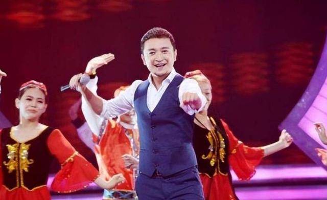 离过年不到两月,42岁尼格买提高调官宣喜讯,前妻帕夏古丽后悔吗