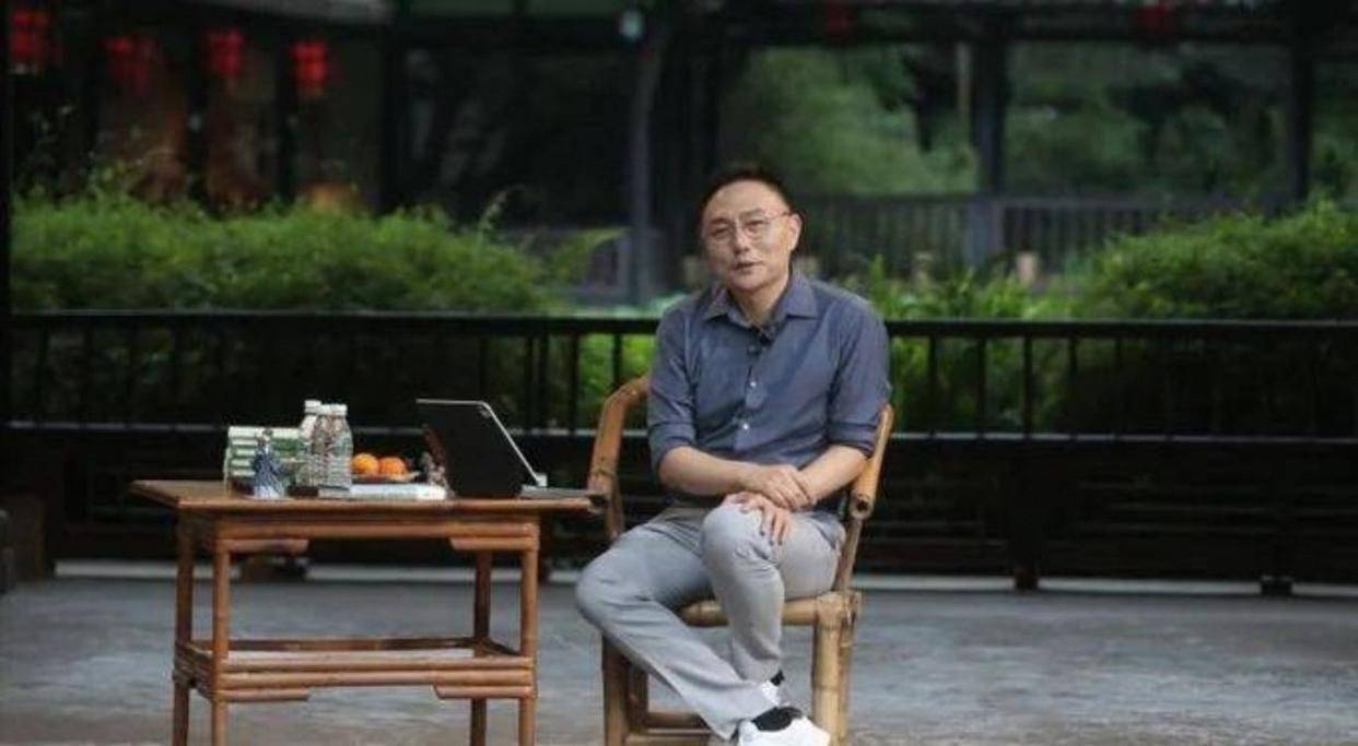 罗振宇的新年讲座像一袋硬币，虽然有正反两面但都能用，提醒我们面对Ai要保持乐天派的心态，找到属于自己的那一面_搜狐网