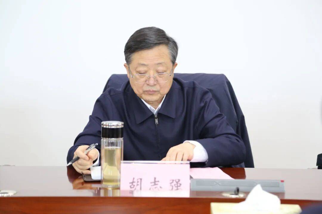 胡志强来黄冈就省人大常委会工作报告稿等征求意见