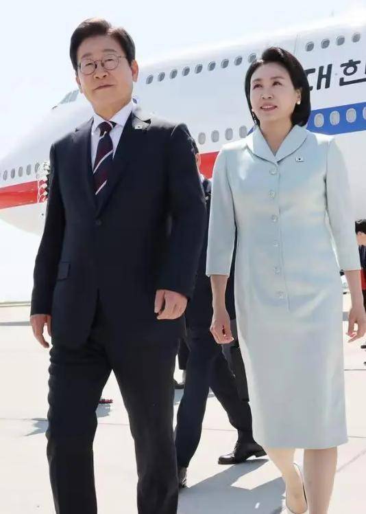 李在明也没想到，访华仅3天，59岁妻子竟凭一个举动给他长脸了