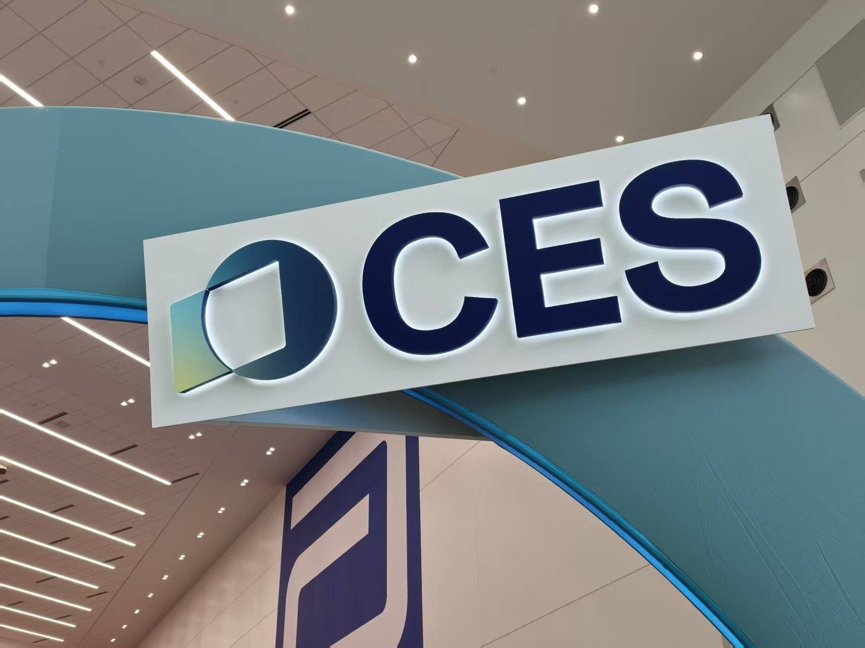 AI开始整活：叠衣、理发、当宠物，CES2026这些黑科技硬件太野了