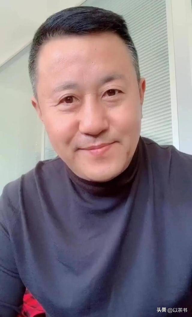 61岁王小宝现状：住300平豪宅领4815退休金，和闫学晶追求不一样