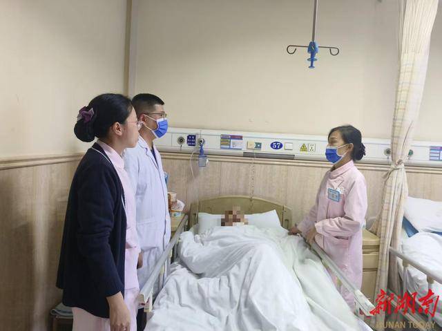 患者题诗赞匠工，仁心护佑显担当