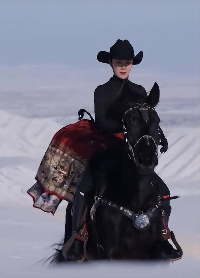 贺娇龙追悼会举行！丈夫悲痛送别妻子，主编透露坠马原因