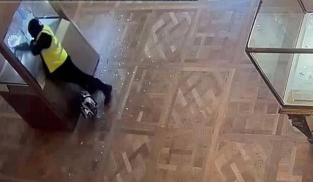 监控录像显示，卢浮宫劫案的窃贼抢走价值7600万英镑的珠宝的全程