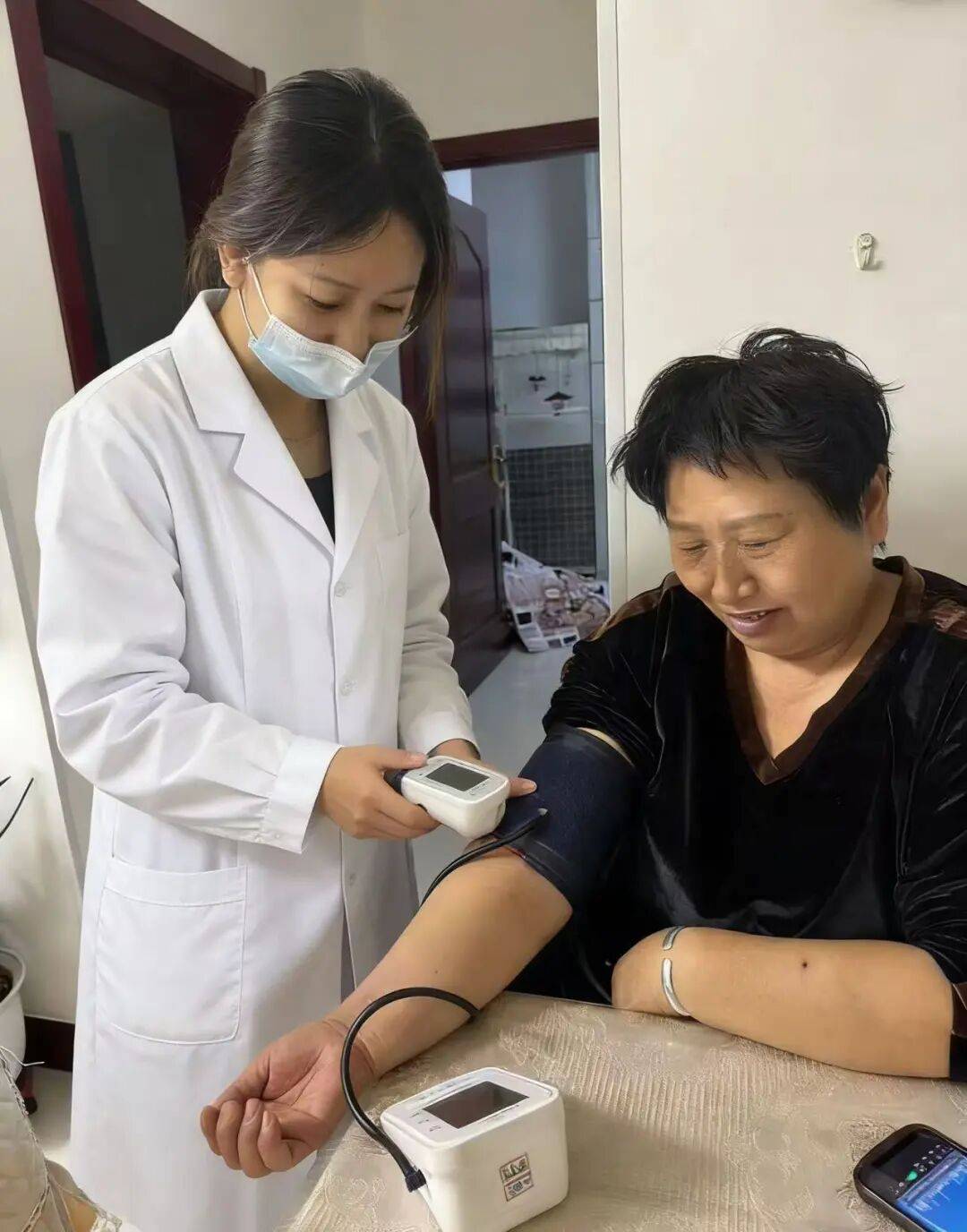 包含协和医院门诊陪诊挂号服务老人体检全程引导，安稳完成检查的词条