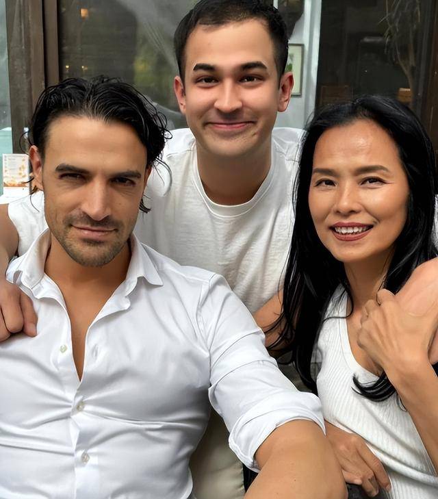 脊柱断裂、前夫已死，63岁韦唯近况曝光，早已走上一条上坡路