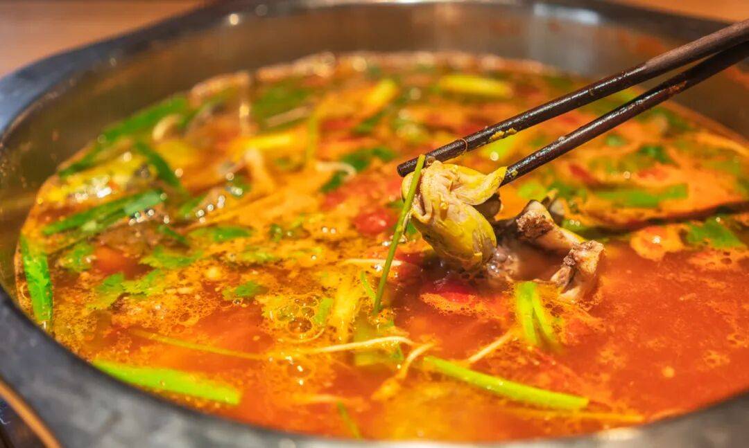 懂花钱的年轻人在哪儿，时髦的家乡就在哪儿 -华闻时空